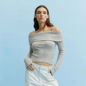 Stickad off shoulder tröja - En super fin stickad off shoulder tröja från H&M, nästan aldrig använd och i gott skick.