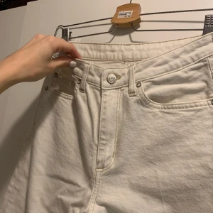 Vita jeans - Vita jeans från HM. Är i storlek 38 men passar som 36 också. Använda fåtal gånger