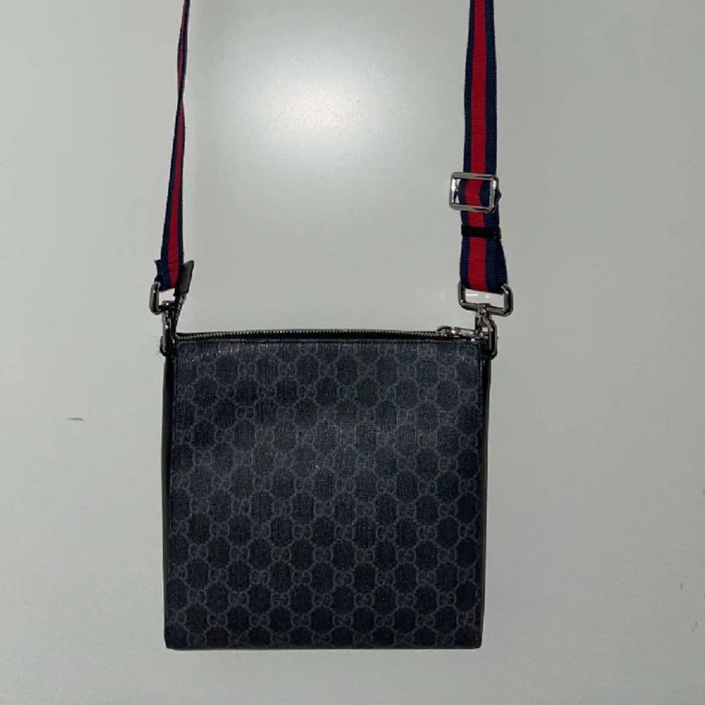 Gucci väska till salu, köpte på instagram, mycket fin och får plats med mycket saker 🍀🌴den är fin och 10/10 skick använd bara lite och har ej några defekter eftersom den är ny 🔝Kom DM vid intresse. Accessoarer.