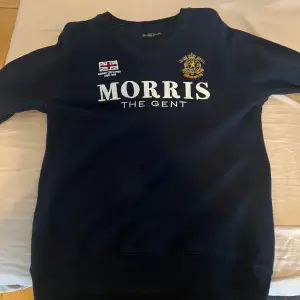 Säljer min brors Morris tröja, oanvänd. Pris kan diskuteras vid snabb affär 🫡