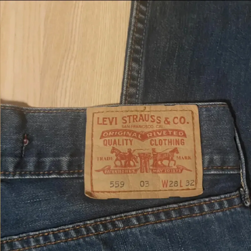 Följ mig gärna då jag lägger upp liknande plagg 🌼 Säljer dessa skit snygga lågmidjade bootcut Levi’s jeans. De är i storlek w28 l32 (som 38/36). De är 37 i midjan, 79 i innerbenet, 101 i ytterbenet och 25 (x2) i bootcut. Skriv gärna om du har frågor! ❤️. Jeans & Byxor.