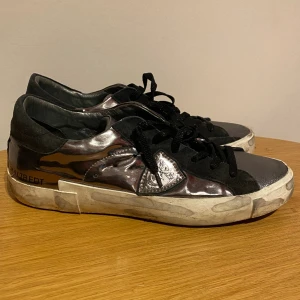 Philippe Model - Tja, säljer ett par snygga Philippe model skor i färgen silver/svart. Skorna är i väldigt bra skick och kostar 3400 nya. Bara skorna ingår därav det låga priset