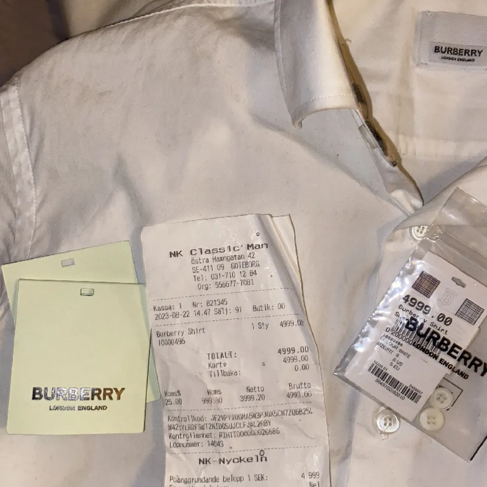 Riktigt riktigt fett Burberry skjorta i topp skick, 9/10 (avgör själv) skjortan är köpt på NK, för 5000 2023-08-22 kolla sista bilden för kvitto och knappar osv  kom pm för intresse🍾🍾. Skjortor.