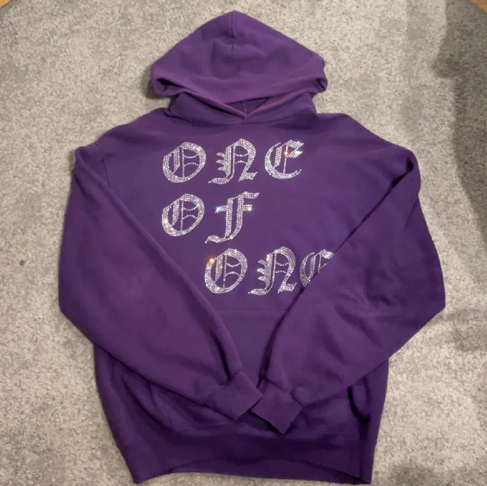 En super snygg och limited edition hoodie från märket One of One. Säljer då den inte kommer till användning längre. . Hoodies.