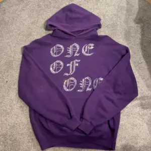 En super snygg och limited edition hoodie från märket One of One. Säljer då den inte kommer till användning längre. 