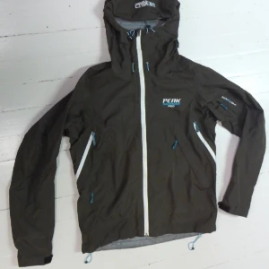 Windbraker  - Resorten eller vad du nu heter de blåa banden är slitna annars är den bra 