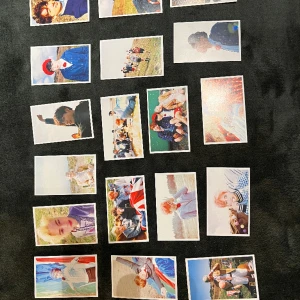 Bts pc - 18st ooffeciella bts photocards, dem har bara suttit på min vägg så är väldigt fint skick, alla har ett litet trjpmärke på baksidan men ingenting är skadat på själva bilden:)