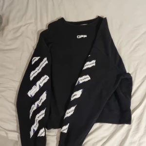 OffWhite Sweatshirt - Säljer nu min väldigt sällsynta annars slutsålda OffWhite tröja då den längre inte kommer till andväning. Den är äkta med alla tags och special snöret som kommer på denna model( Airport Tape) i storlek medium, Nypris 4,5-5000 men slutsåld nästan överallt.