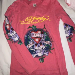 Rosa Edhardy tröja - En rosa edhardy tröja i jättebra skick. Köpt begagnand men bara använd en gång av mig. Inte kommit till användning pga storleken. 