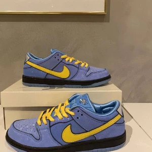 Nike dunk sb powerpuff girls bubbles - Nike dunk sb powerpuff girls bubbles i nyskick. Kan skicka fler bilder på alla detaljer! Finns i Lund eller Malmö eller så skickas de! Pris går att diskutera 😊💙