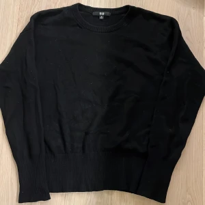 Kashmirtröja - Fet kashmirtröja från UniQlo. Tröjan är i ett bra skick förutom att tröjan krympt. Tröjan är i storlek M, men har krymt och skulle snarare säga att tröjan är storlek Xs (160-170. Nypris: 1500. Skriv för frågor eller fler bilder!