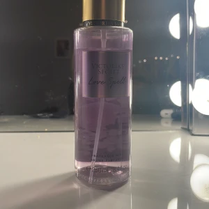 Victoria secret body mist i doften love spell - Jag säljer denna pågrund av att jag har tröttnat på doften och nästan aldrig använder den. Använd ett fåtal gånger enbart!