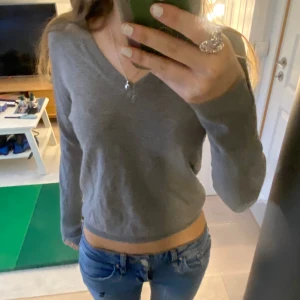 Zara stickad tröja  - Superfin stickad Zara tröja med V-ringning. Inga defekter, säljer för att den inte kommer till användning 💕