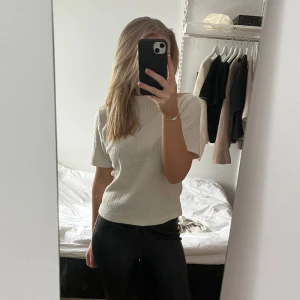 Zara topp  - Så fin zara topp som jag har älskat men kommer tyvärr tyvärr inte till användning💗storlek m men sitter bra på mig som har xs/s💗