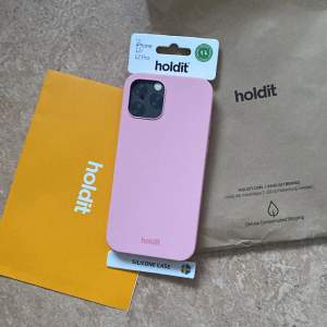 Hej! Jag säljer ett helt nytt mobilskal från holdit! Det är en jätte fin rosa färg som passar till allt! säljer pga att den inte passar min mobil. Den är helt ny och aldrig använd 🩷❤️‍🔥