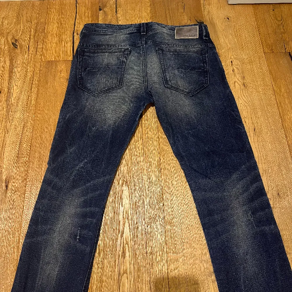 Sjukt feta jeans från det italienska märket diesel i väldigt fint skick. Storlek 32/32 men sitter som ungefär 31/30. Nypris cirka 1,6-2k. Jeans & Byxor.