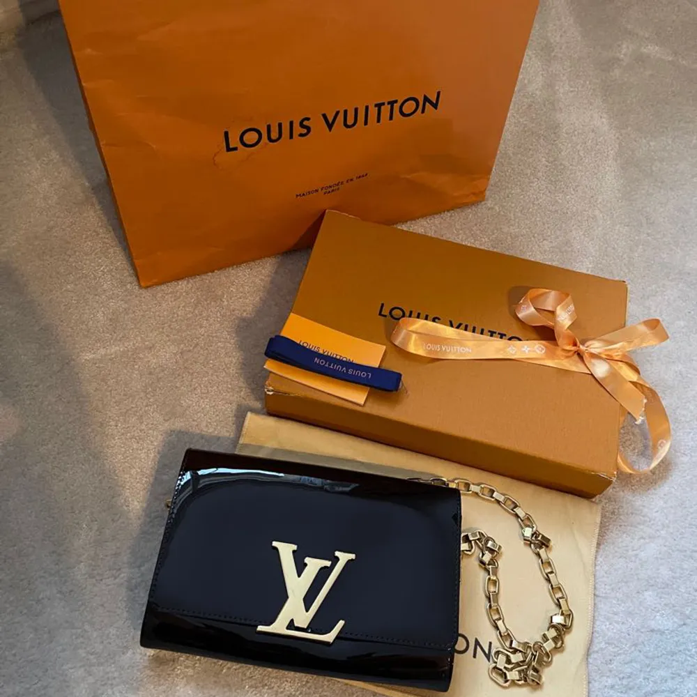 LOUIS VUITTON  Patent leather  Handbag  Bredd 22 cm Höjd 16 cm  Färg  Abourgine  Köp på LV butik i stockholm har slarvat bort kvittot, säljs inte längre i butik eller på nätett!   Mitt pris: 12 500 kr . Väskor.