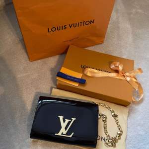 LOUIS VUITTON  Patent leather  Handbag  Bredd 22 cm Höjd 16 cm  Färg  Abourgine  Köp på LV butik i stockholm har slarvat bort kvittot, säljs inte längre i butik eller på nätett!   Mitt pris: 12 500 kr 