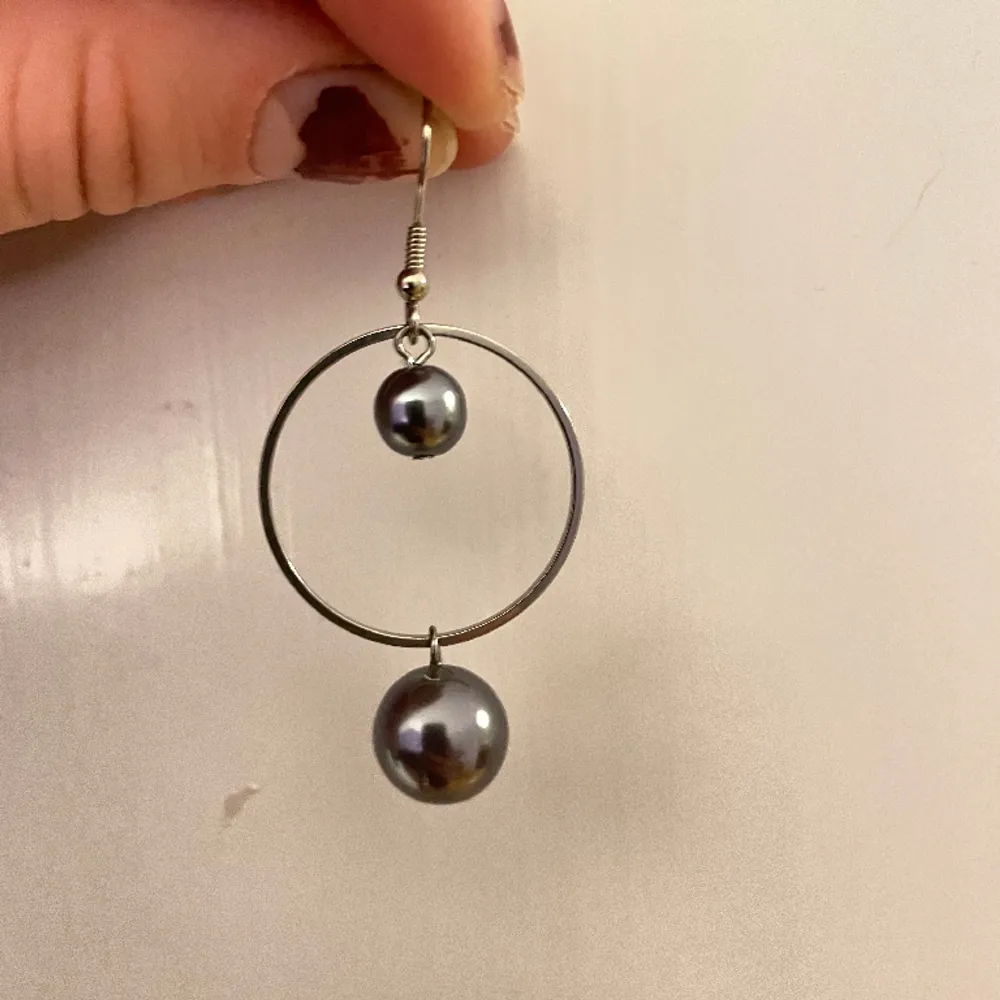 Fina örhängen med två små gråblå bollar, skulle säga att färgen är mest som i bild två i verkligheten. Knappt använda! Kontakta mig innan ni använder köp nu🥰. Accessoarer.