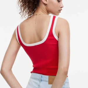 ribbat rött linne  - ribbat rött linne från h&m i storlek S. Aldrig använd och i perfekt skick. 