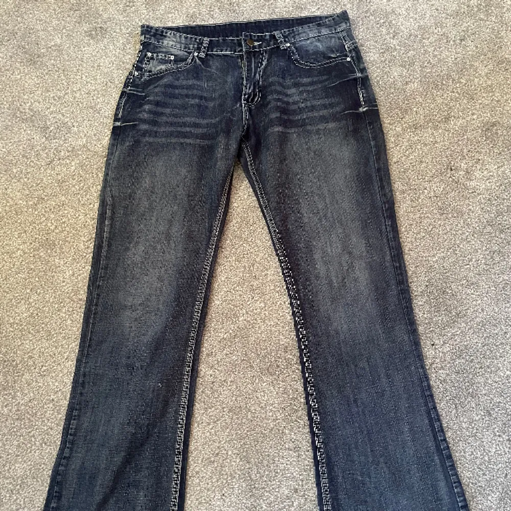 Lågmidjade jeans, raka/ bootcut  Står ingen storlek men skulle säga M, lite för stora för mig som har S i vanliga fall. Jeans & Byxor.
