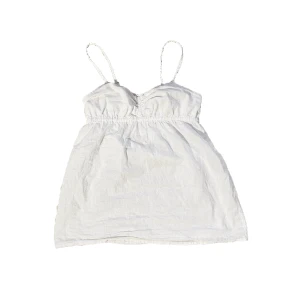 vitt linne - - vitt linne köpt på röda korset, extremt bra skick - storlek 34, xs, men stretchigt🫶