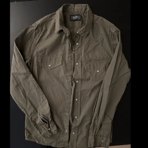 Nohow overshirt/ oliv - storlek XS - väldigt bra skick, pm för mer bilder och info. 