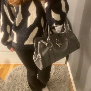Grå väska - Intressenkoll! På min grå väska, funkderar på att sälja för att köpa en ny. Den kommer ifrån Accessorize. Skriv för mer info! 👐🏼