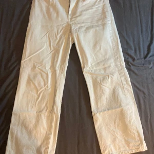Vita Jeans från H&M - Använda flertalet gånger, säljs för att de har blivit för små. Skulle säga att de är normala i storleken.   Slitet i fickorna men det är så det ska se ut!   Hämtas i Hässleholm eller postas!   Pris kan diskuteras! 
