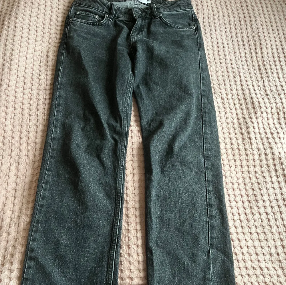 Super fina junyard jeans som ej går åt användning längre, köpte dom på rea förra året. Skriv för fler bilder vid intresse 💗💗. Jeans & Byxor.