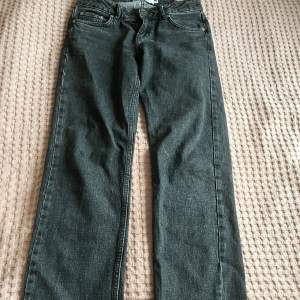 Super fina junyard jeans som ej går åt användning längre, köpte dom på rea förra året. Skriv för fler bilder vid intresse 💗💗