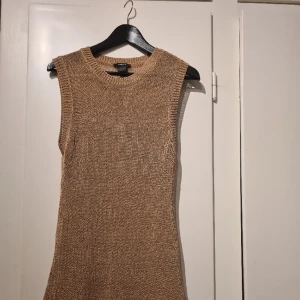 Hålstickad Klänning  - Beige hålstickad klänning från Lindex, perfekt strandklänning! 