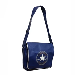 converse messenger bag - säljer denna asnygga converse väskan. perfekt för skolan och bara att shoppa i stan. säljs pga att jag inte använder den längre. fint skick förutom en repa på framsidan. om du har frågor så är det bara att kontakta mig.