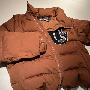 Corvidae jacka brun - Säljer en knappt använd jacka från Corvidae i storlek S. Hämtas i Farsta/Stortorp