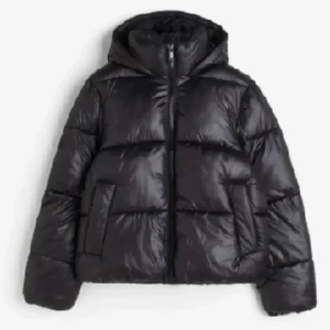 Hm jacka  - Intressekoll på min slutsålda hm jacka! Säljer ej under priset❣️tryck gärna på köp nu❣️jackan är i fint skick o ser Inge defekter själv❣️