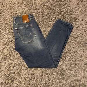 Säljer nu ett par riktigt schyssta och bekväma jeans från Replay i storlek 31. Mycket fint skick inga defekter, 9/10. Nypris 1299kr mitt pris 599kr! Vid frågor eller fler bilder är det bara att höra av sig!