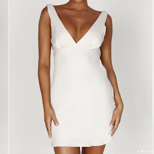 Klänning  - Köpt till studenten men passade tyvärr inte. Oanvänd med tagg kvar💖 Nypris ligger på drygt 1 400 kr, plus tull🌟