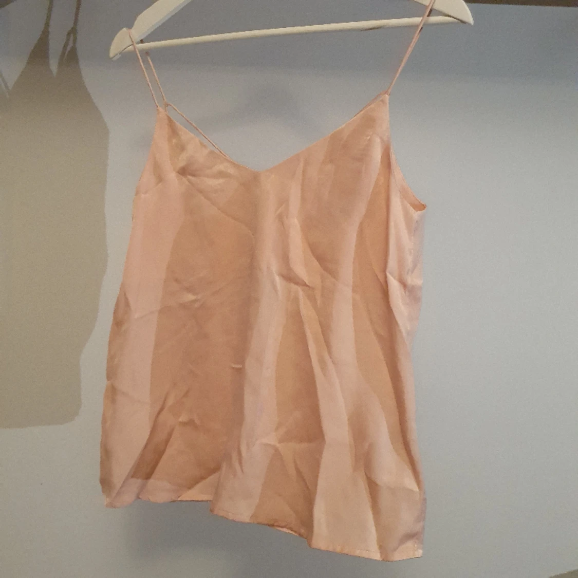 Ljusrosa linne i skimmrande tyg