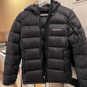 Peak performance w frost down  - En svart peak performance frost down i super fint skick. 