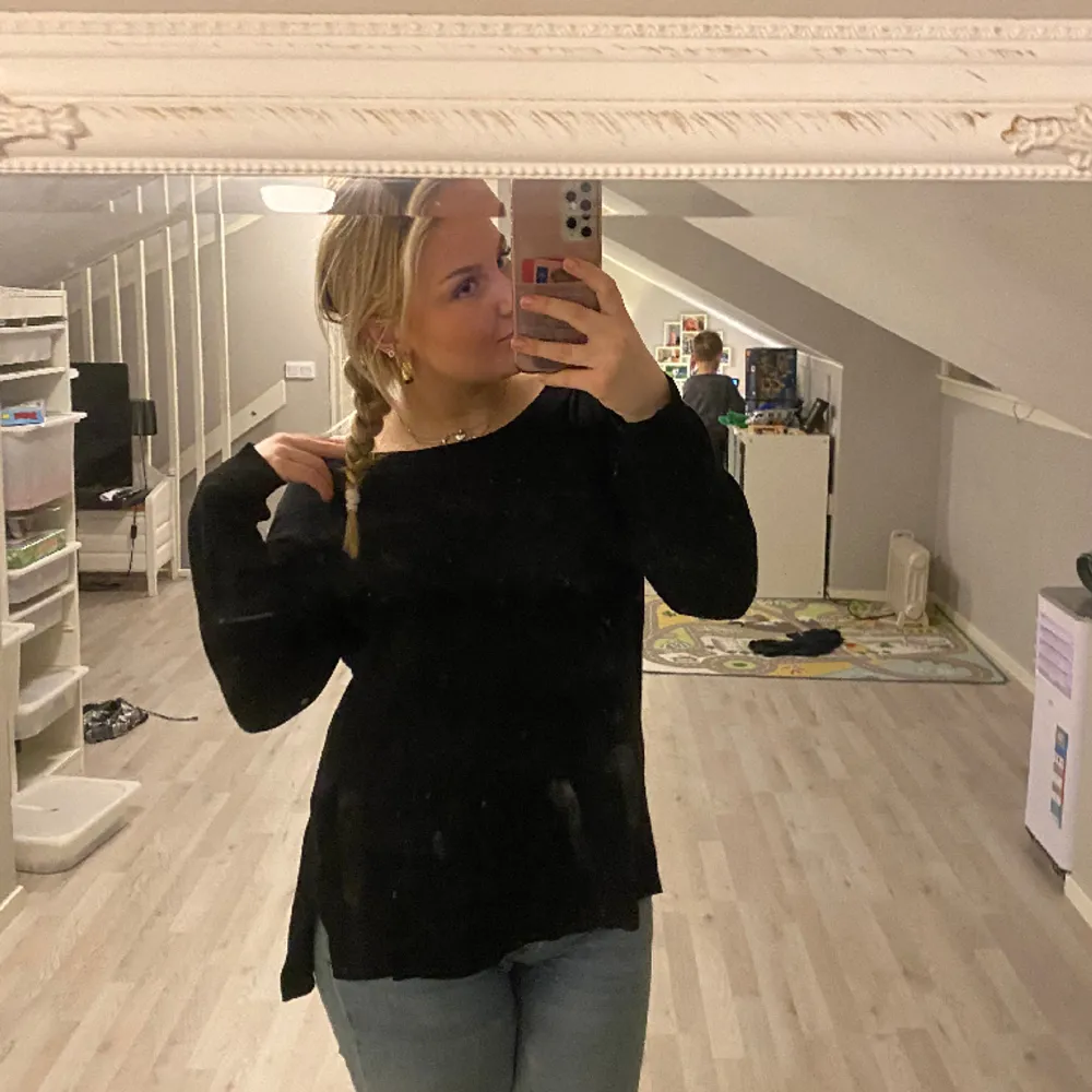 Svart tunn stickad tröja i storlek M den är väldeligt mjuk och skön, säljer den för att den är lite för lång för min smak . Neuleet.