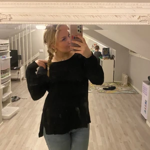 Stickad tröja  - Svart tunn stickad tröja i storlek M den är väldeligt mjuk och skön, säljer den för att den är lite för lång för min smak 