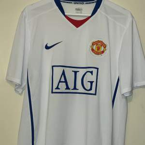 Jävligt snygg United tröja som är från ”the glory days”. Givetvis äkta i storlek L. Nyskick!