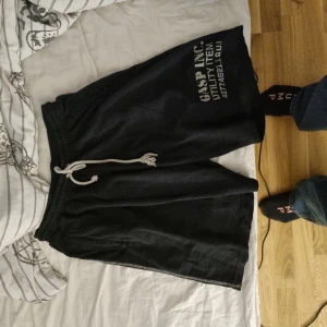 Gasp Thermal shorts - Så gott som nya, använda max 5 gånger då jag hatar mina ben. Kom gärna med bud! Är L men sitter bra och är baggy.