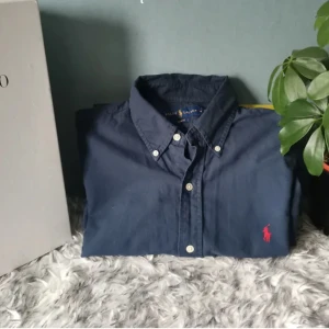 Ralph lauren sjorta - Mörkblå ralphlauren sjorta i mörk blå färg med röd logotyp i fint skick först till kvarn👍