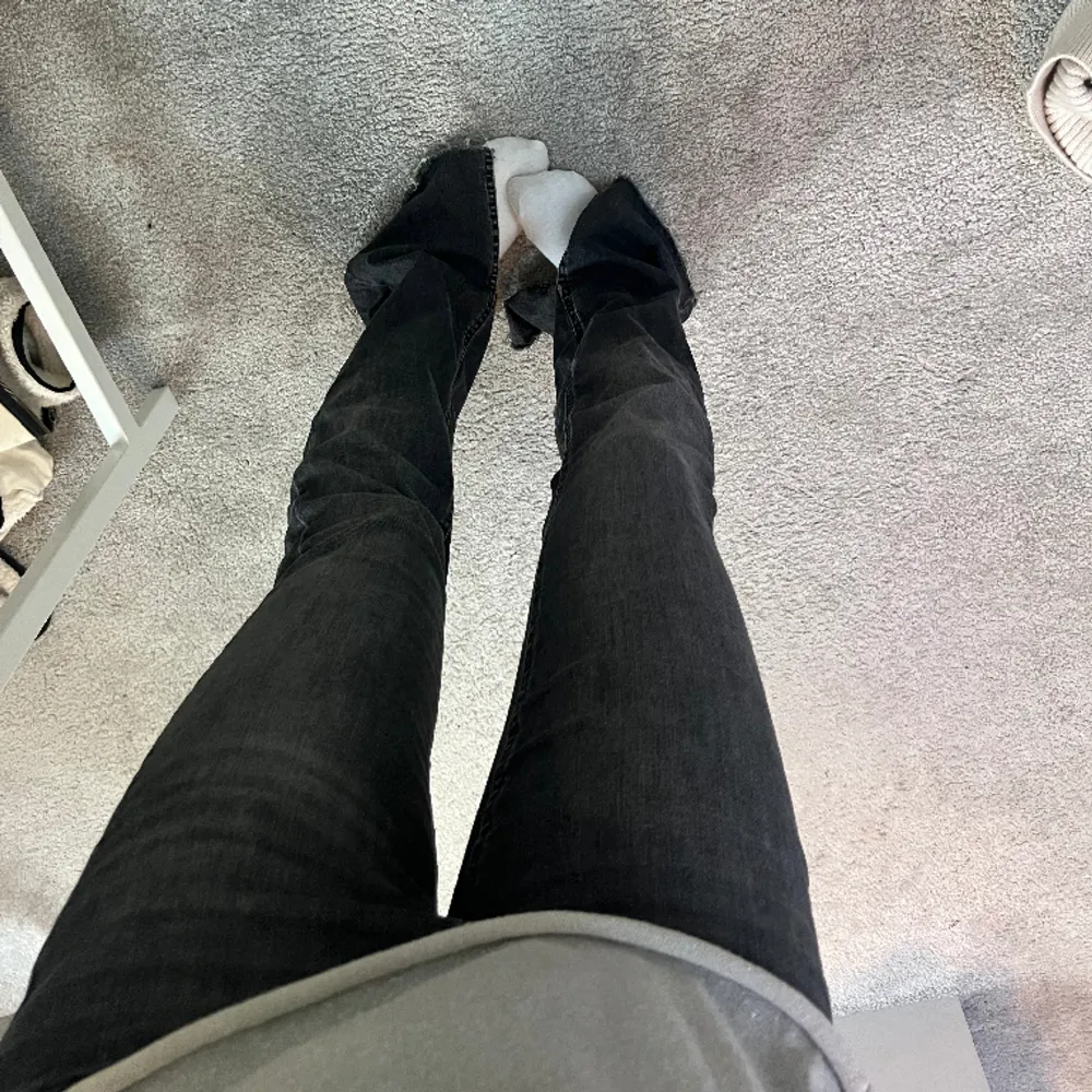 Svarta bootcut jeans med slits! 🌟🌟. Jeans & Byxor.