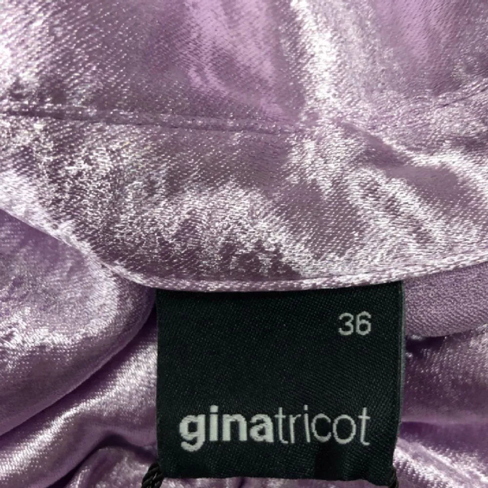 Superfin klänning från Gina tricot💕Använd endast en gång! Storlek 36. Köparen står för frakt. . Klänningar.