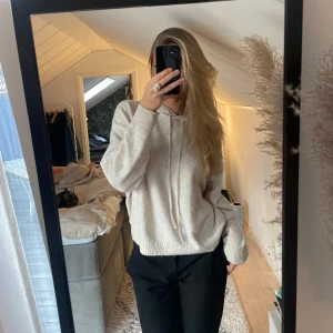 Stickad kofta  - Helt slutsåld stickad kofta från Lindex🤍använd ett fåtal gånger och har fått lite noppror men inget som man tänker på💕 i storlek M men passar mig som vanligtvis har S 