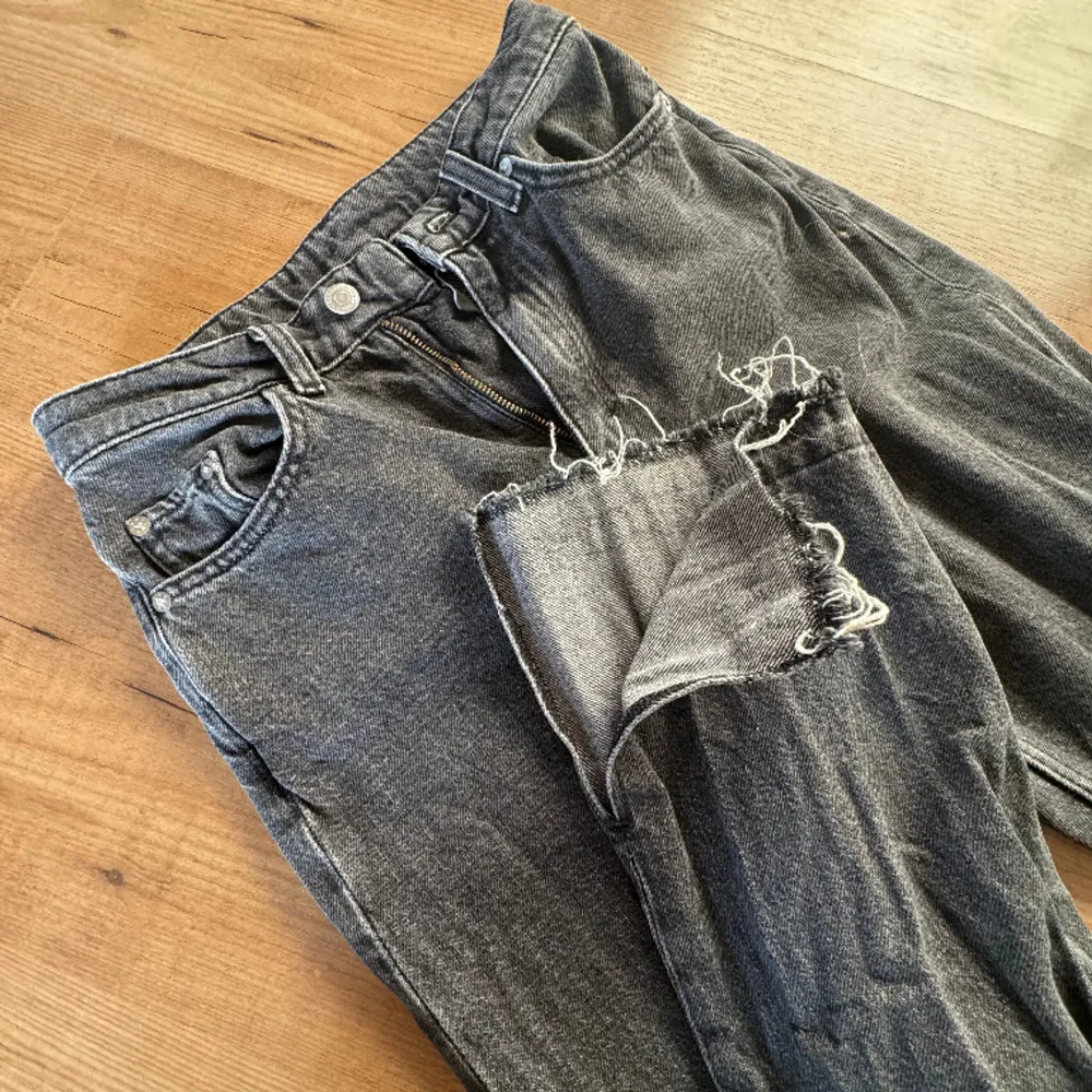 Säljer dessa högmidjade Rowe jeans från weekday med slits. Använda men i mycket bra skick🥰. Jeans & Byxor.