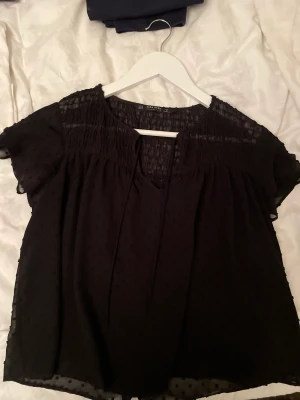 Blus  - Mesh upptill och snöre 