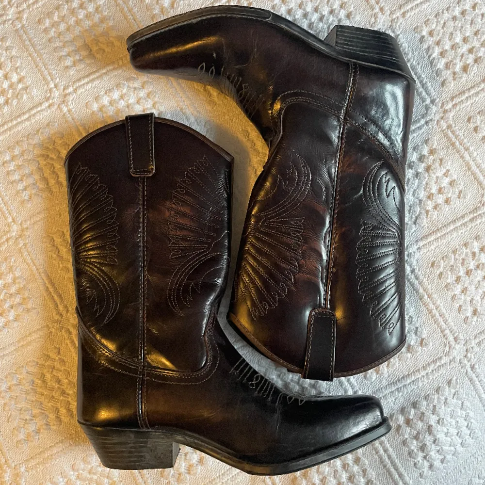 Jättefina cowboyboots i mörkbrunt skinn med klack. Köpta vintage! 🌞 Små slitningar men det går nog att pusta upp, annars väldigt bra skick.. Skor.